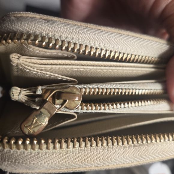 Louis Vuitton Damier Azur Pattern Canvas Zippy Wallet - Neutral - Picture 11 of 15